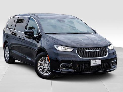 New 2026 Chrysler Pacifica Select image 2