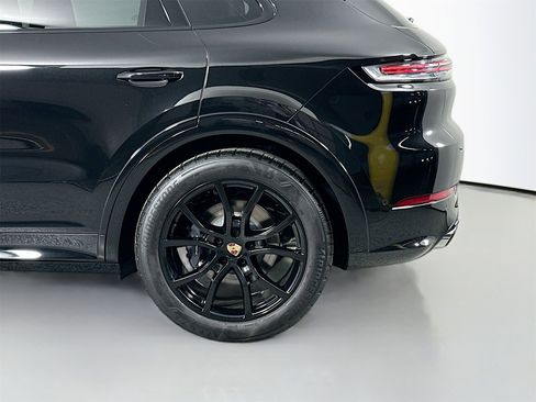 Certified 2025 Porsche Cayenne image 12