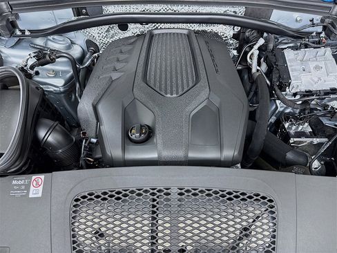 Certified 2025 Porsche Macan image 34