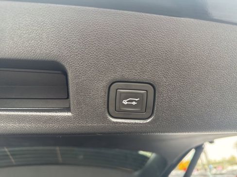 Used 2025 Chevrolet Traverse LT image 23