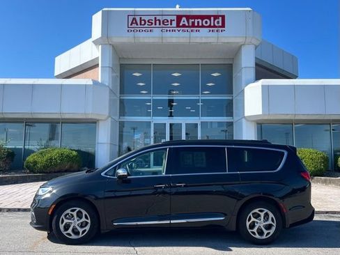 Used 2023 Chrysler Pacifica Limited FWD image 3