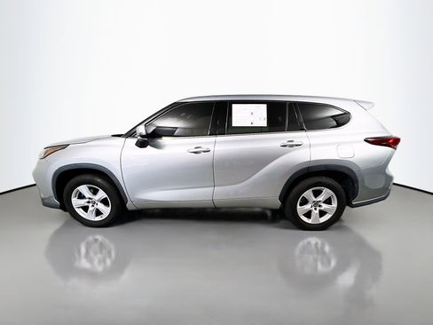 Used 2022 Toyota Highlander LE image 9