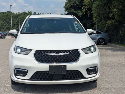 Used 2023 Chrysler Pacifica Touring-L FWD image 8