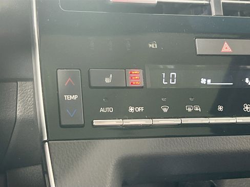 Used 2019 Toyota Avalon XLE w/ Moonroof Package image 19