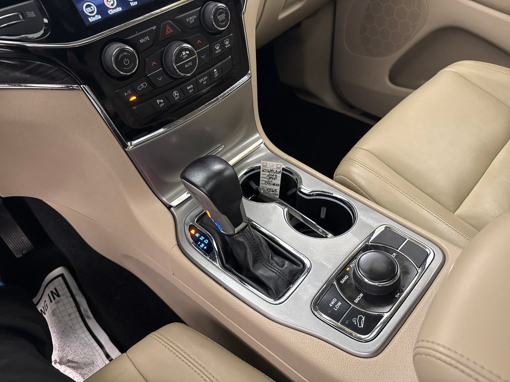 Used 2020 Jeep Grand Cherokee Limited AWD/4WD image 19