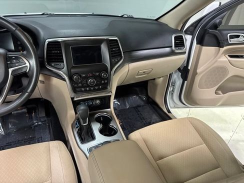 Used 2019 Jeep Grand Cherokee Laredo AWD/4WD image 23