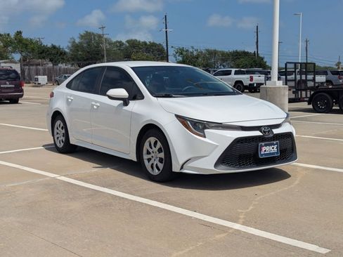 Used 2021 Toyota Corolla LE image 3