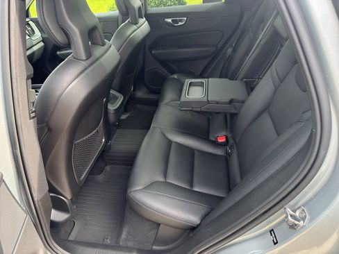 Used 2018 Volvo XC60 T5 Momentum w/ Convenience Package AWD/4WD image 26
