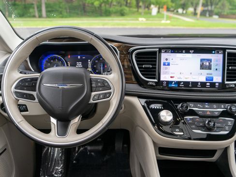 Used 2021 Chrysler Pacifica Limited w/ Premium & Safety Sphere Group AWD/4WD image 13