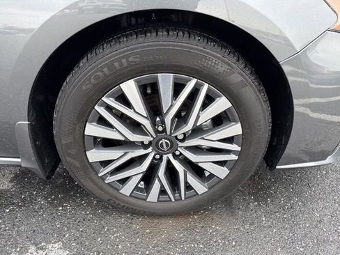 Used 2024 Nissan Altima 2.5 SV w/ SV Premium Package image 9