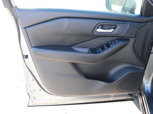 Used 2024 Nissan Rogue SV image 8