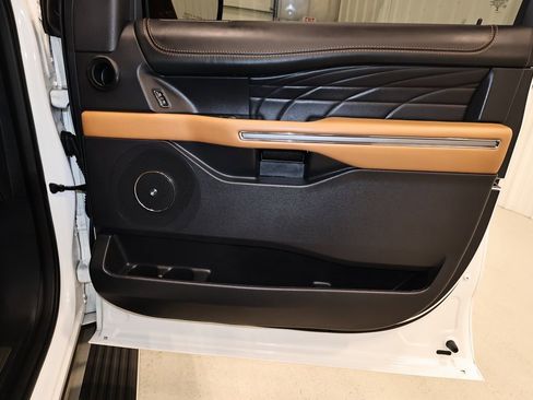Certified 2024 Ford Expedition Platinum image 22