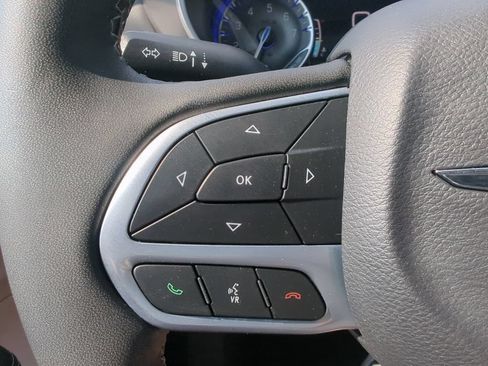 Used 2023 Chrysler Pacifica Touring-L FWD image 28