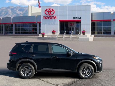 Used 2024 Nissan Rogue S AWD/4WD image 3