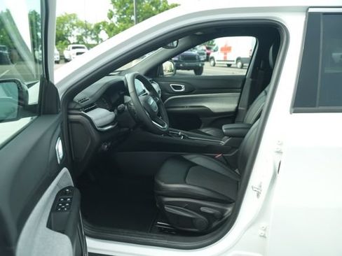 Used 2025 Jeep Compass Latitude AWD/4WD image 12