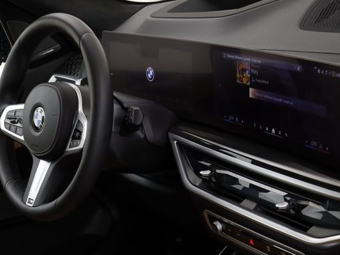 Used 2025 BMW X7 xDrive40i w/ M Sport Package image 22