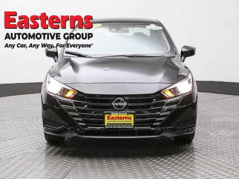 Used 2023 Nissan Versa SV image 2