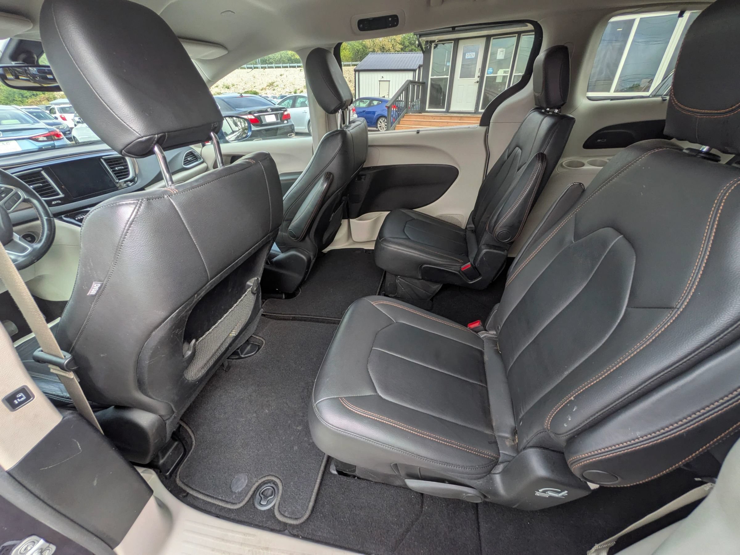 Used 2017 Chrysler Pacifica Touring-L w/ Tire & Wheel Group FWD image 28