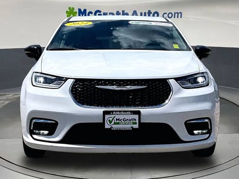 Used 2024 Chrysler Pacifica Touring-L FWD image 2