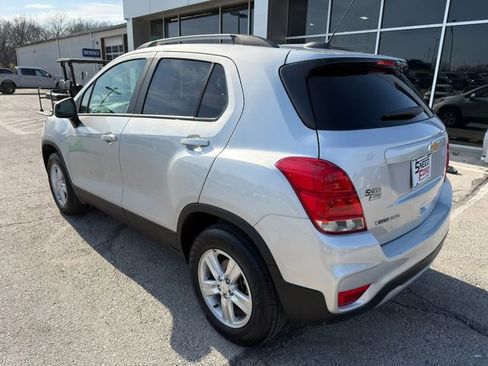 Used 2022 Chevrolet Trax LT w/ LT Convenience Package image 5
