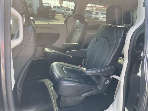 Used 2023 Chrysler Pacifica Touring-L FWD image 23