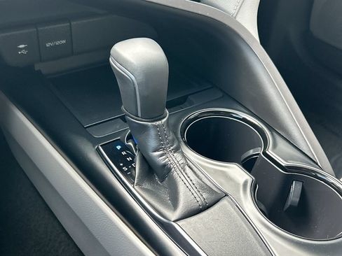 Used 2019 Toyota Camry SE FWD image 19