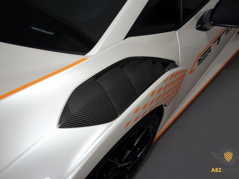 Used 2022 Lamborghini Huracan STO image 13