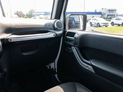 Used 2016 Jeep Wrangler Unlimited Rubicon w/ Connectivity Group AWD/4WD image 11