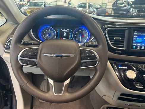 Used 2018 Chrysler Pacifica Touring Plus FWD image 7