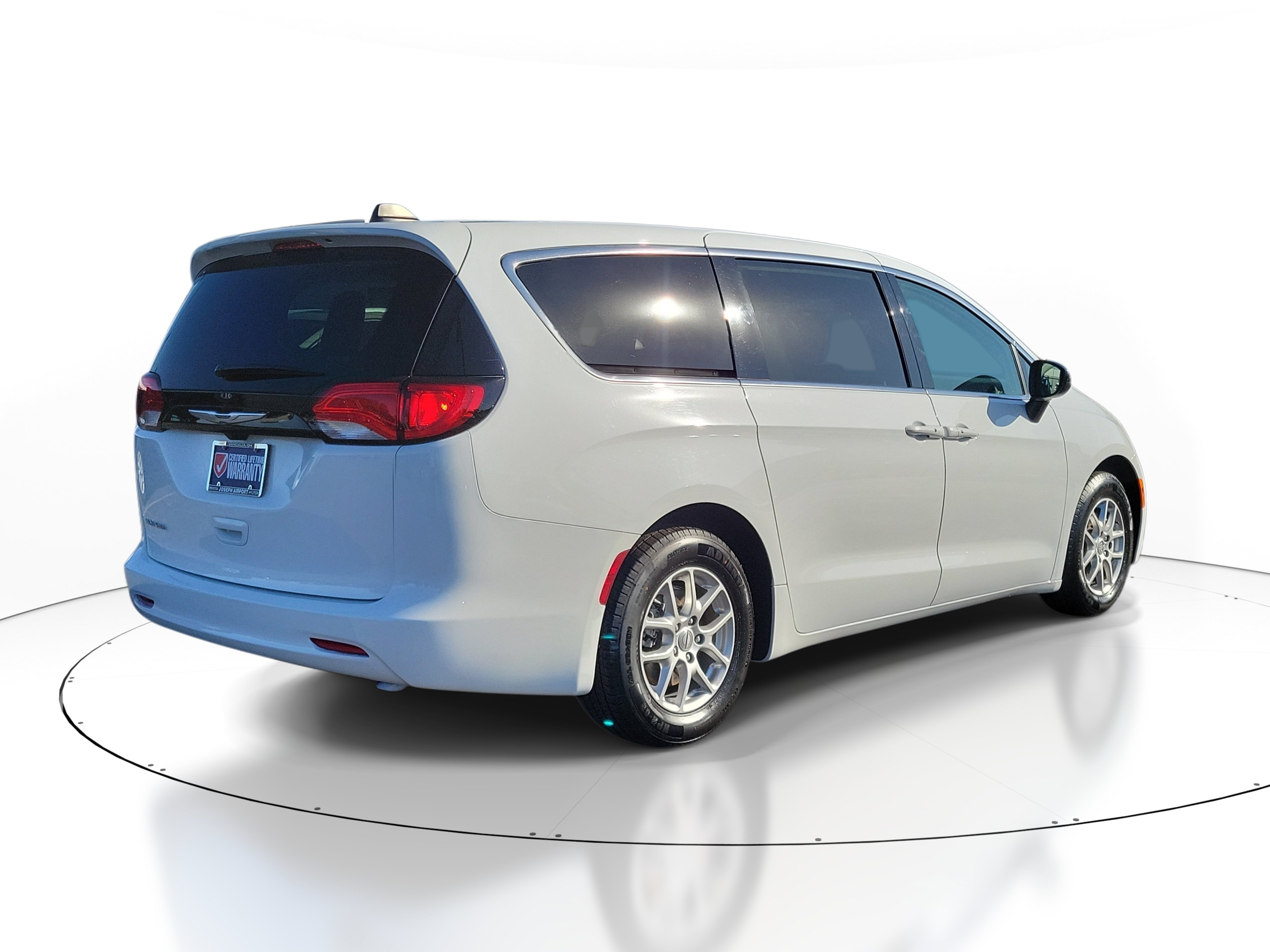 Used 2024 Chrysler Voyager LX FWD image 4