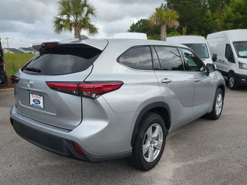 Used 2022 Toyota Highlander LE FWD image 4