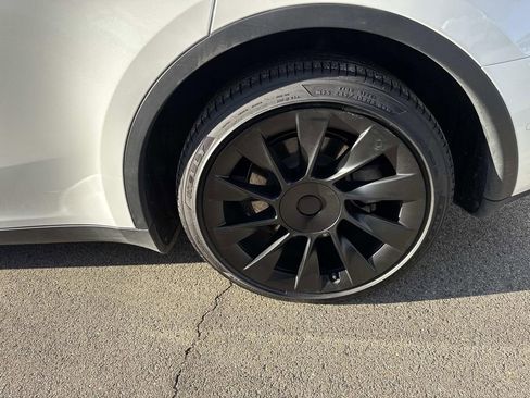 Used 2021 Tesla Model Y Long Range image 8