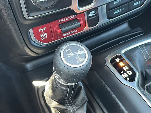 Used 2025 Jeep Gladiator Mojave image 37