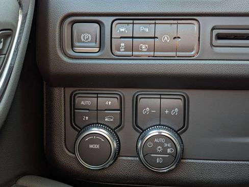 Used 2023 GMC Yukon SLT w/ SLT Premium Package AWD/4WD image 41