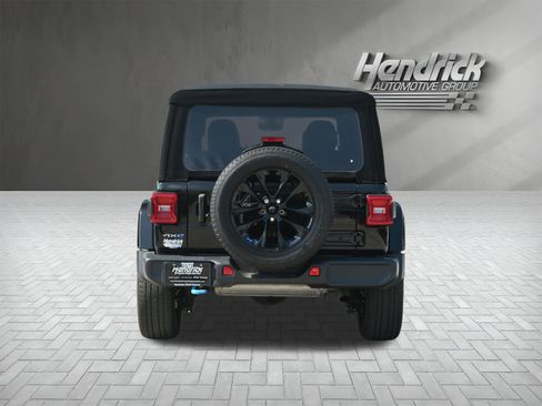 Used 2023 Jeep Wrangler Unlimited Sahara w/ Cold Weather Group AWD/4WD image 9