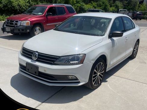 Used 2016 Volkswagen Jetta Sport w/ Lighting Package FWD image 3