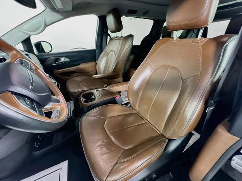Used 2019 Chrysler Pacifica Limited w/ Tire & Wheel Group FWD image 22