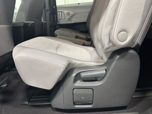 Used 2025 Toyota Sienna LE image 45