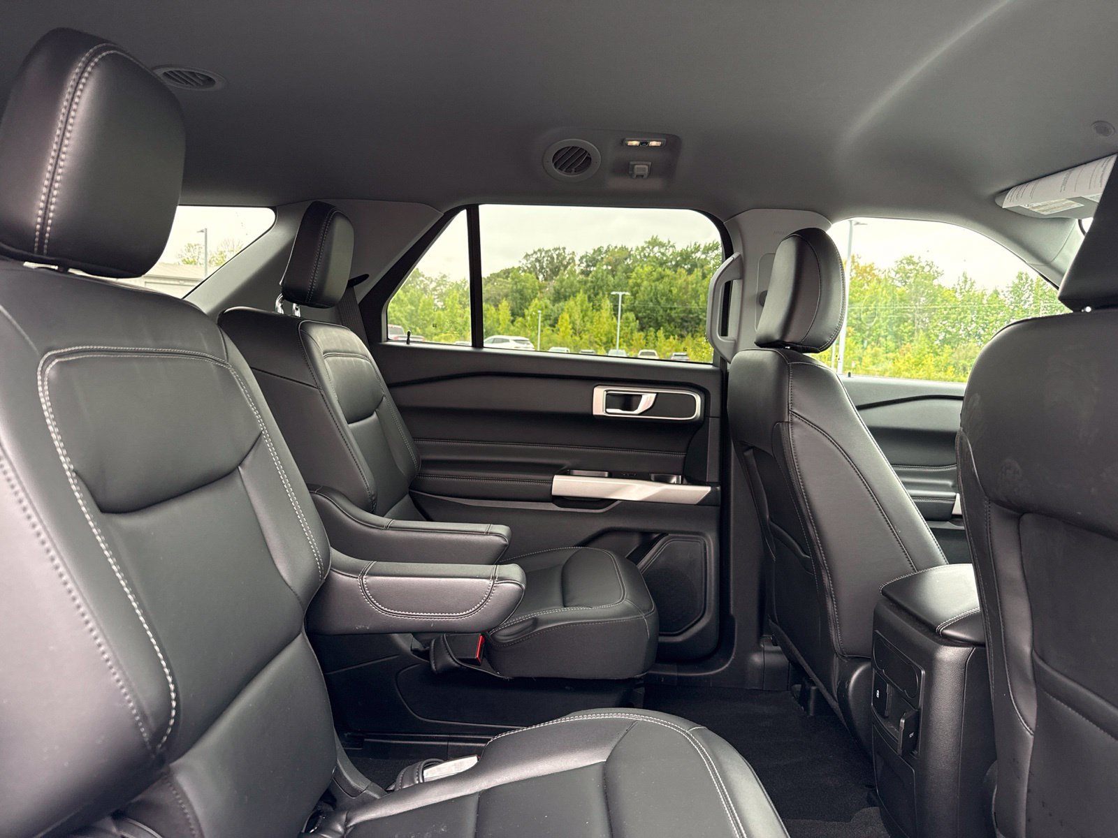 Used 2024 Ford Explorer XLT w/ Equipment Group 202A AWD/4WD image 8