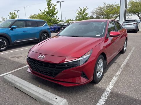 Used 2022 Hyundai Elantra SE image 1