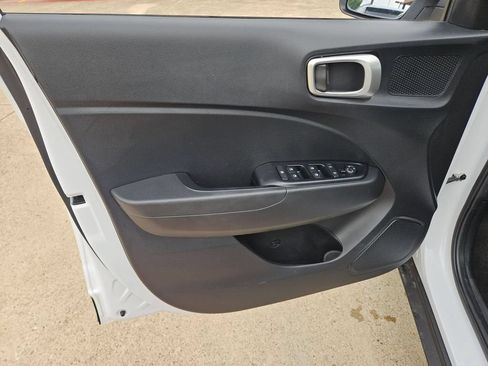 Used 2025 Hyundai Venue SEL FWD image 14