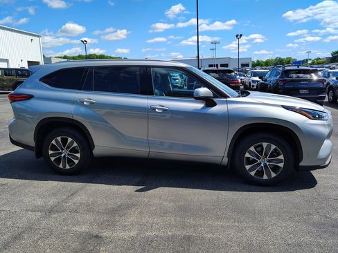 Used 2022 Toyota Highlander XLE AWD/4WD image 3