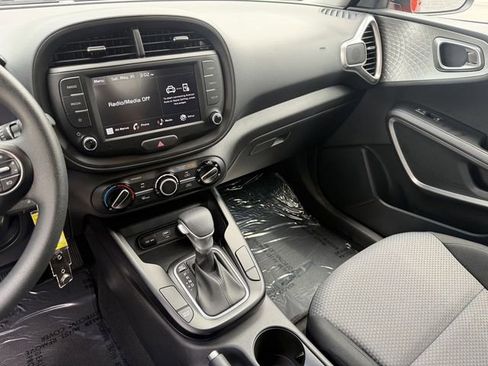 Certified 2025 Kia Soul LX w/ LX Technology Package FWD image 16
