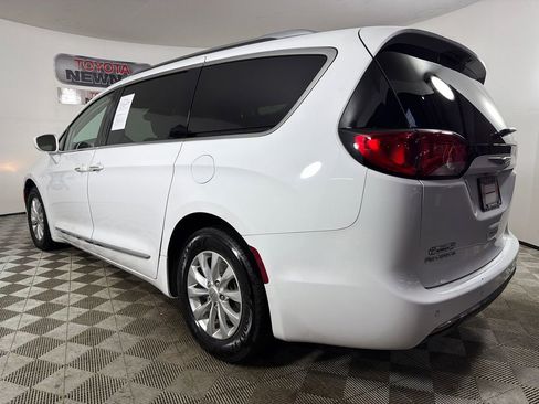 Used 2019 Chrysler Pacifica Touring-L FWD image 5