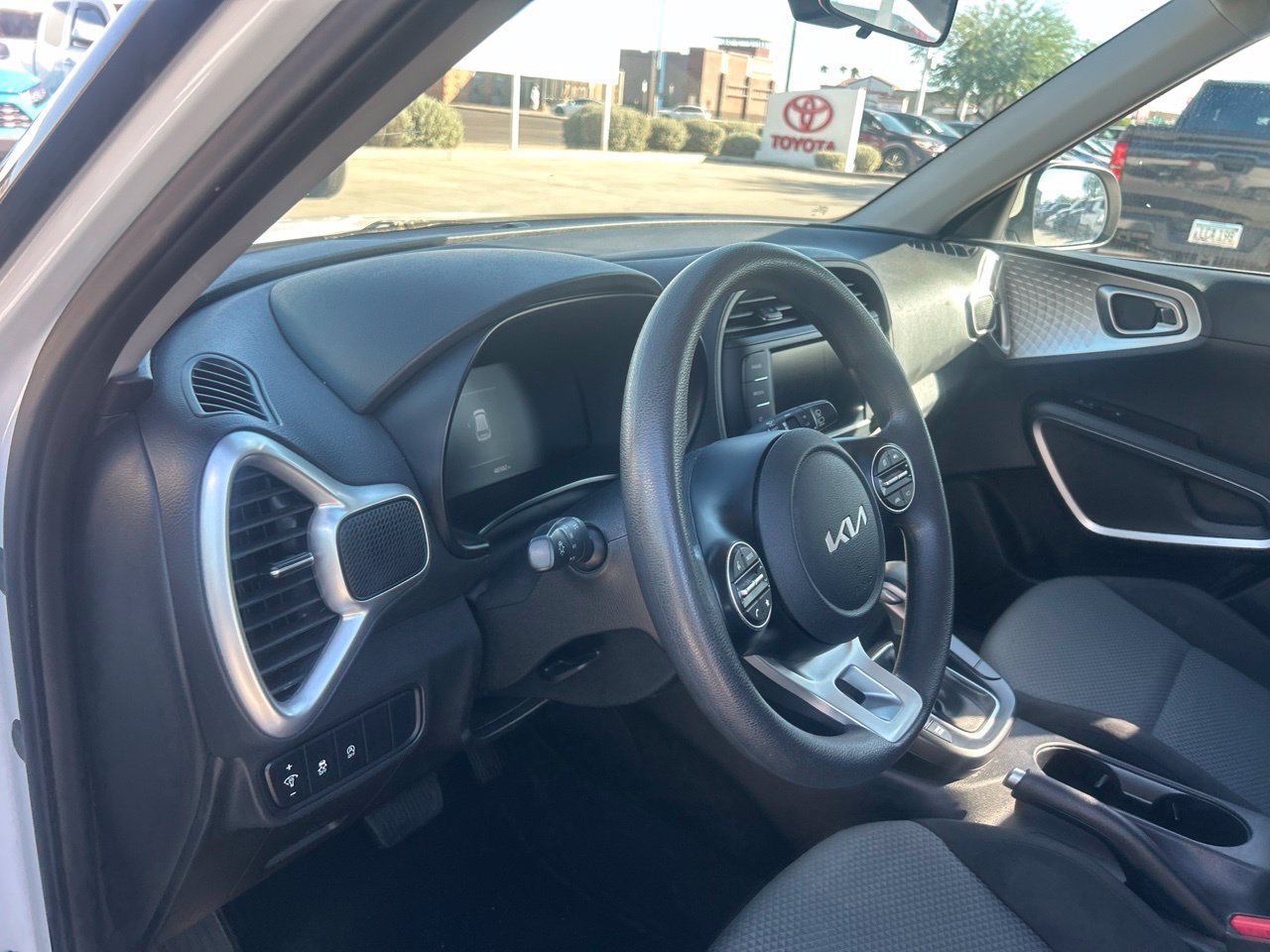 Used 2023 Kia Soul LX w/ LX Technology Package FWD image 6