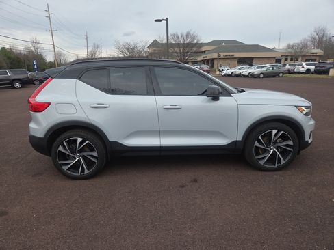 Used 2021 Volvo XC40 T5 R-Design w/ Climate Package image 2