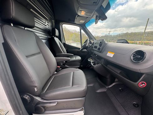 Used 2025 Mercedes-Benz Sprinter 2500 image 16