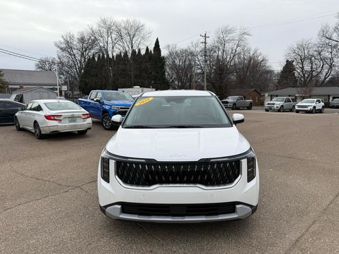 Used 2025 Kia Carnival image 2