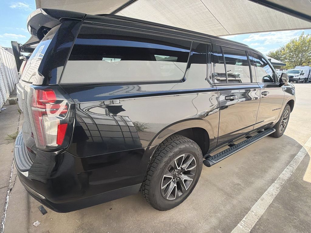 Used 2021 Chevrolet Suburban Z71 w/ Z71 Signature Package AWD/4WD image 3