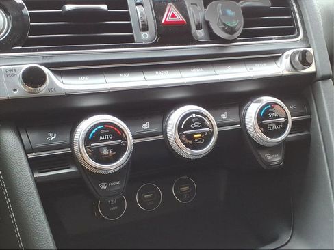 Used 2022 Genesis G70 2.0T image 8
